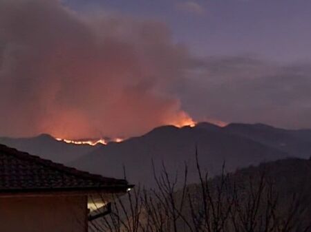 Нови огнища са възникнали на пожара по българо-гръцката граница
