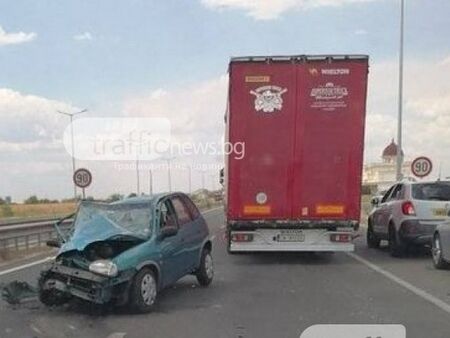 Тежка катастрофа между камион и лек автомобил, няколко души са в болница