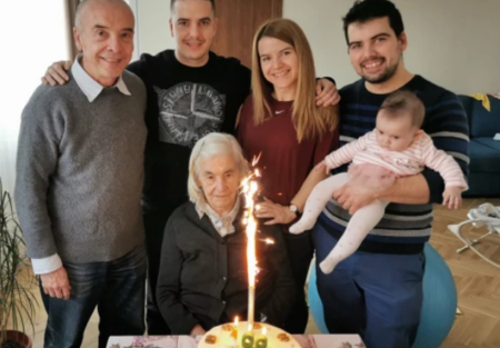 Мангъров ваксинира 100-годишната си майка