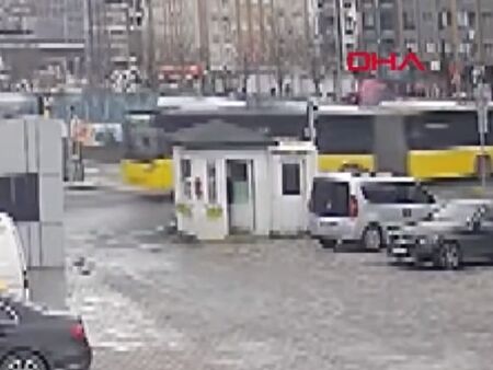 Kатастрофа между трамвай и автобус в Истанбул, 19 пострадали
