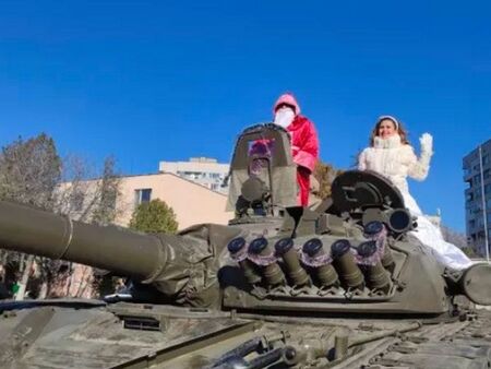 Дядо Коледа и Снежанка пристигнаха в Сливен с... танк