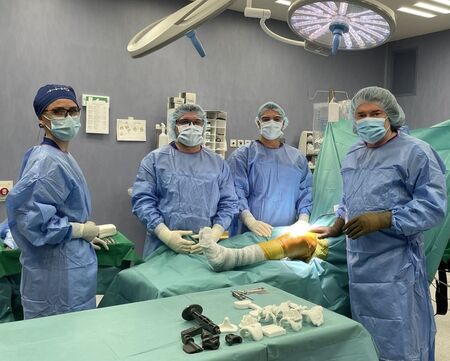 Индивидуален модел на колянна става беше имплантиран на 56-годишен мъж в болница „Сърце и Мозък“ Бургас