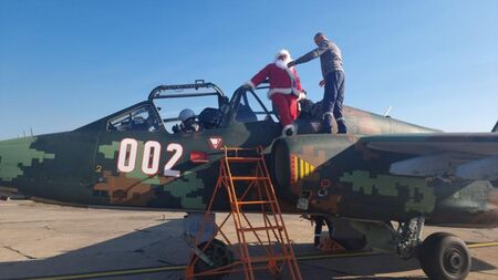 Дядо Коледа кацна в авиобаза „Безмер“ край Ямбол със Су-25