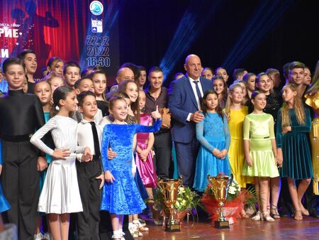 Клуб по спортни танци „Поморие“ омагьоса публиката с грандиозен концерт и връчи купа на кмета Алексиев