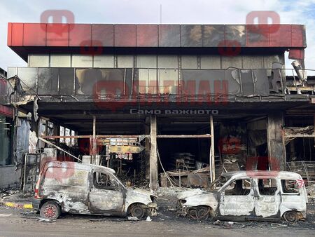 Голям хранителен магазин в Кранево стана на пепел, два автомобила също са изгорели