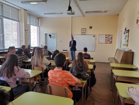 Открит урок за правото изнесе съдия от Окръжния съд пред ученици в Бургас