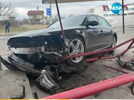 Кола се вряза в магазин в София, едва не премаза продавач