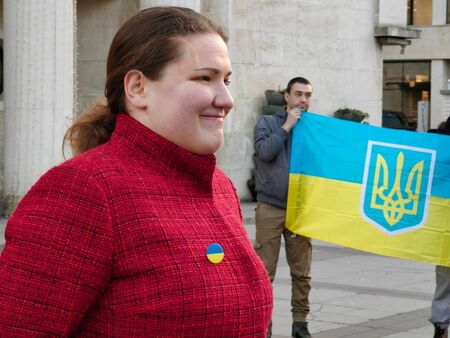 Активистка на НПО яхна украинската демонстрация в Бургас, накара ги да освиркват президента и аплодират Кирил и Асен