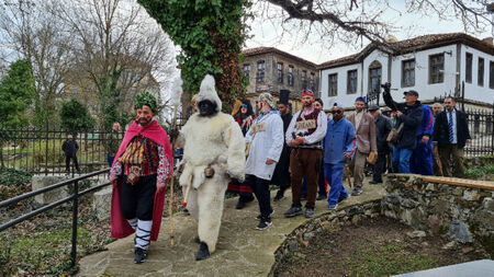 Кукерите в Малко Търново събраха над 2 000 лв. за Стефчо