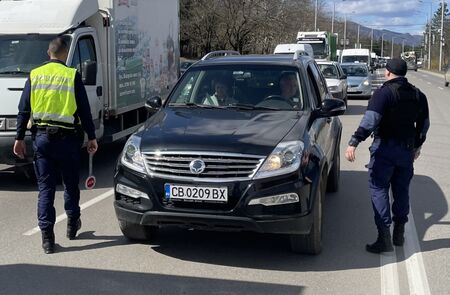 Издирват 2 леки автомобила „Пежо“ за кражбата на инкасото във Враца