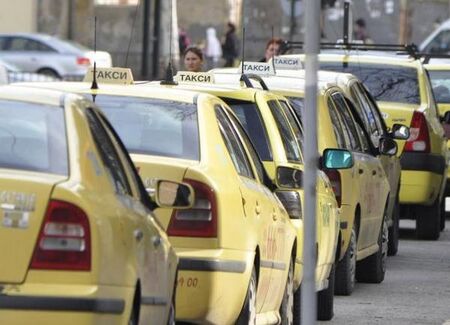 Таксиметрови шофьори искат стоянка пред болница „Сърце и мозък“ в Бургас