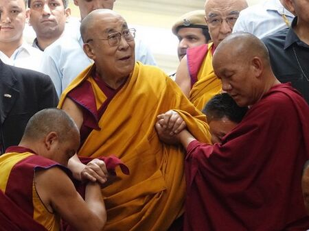 Скандално! Далай Лама целуна момченце, помоли го да му „смуче езика”