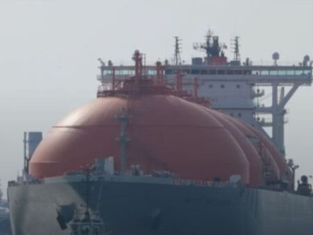 Пристига първият танкер с втечнен природен газ през терминала в Турция