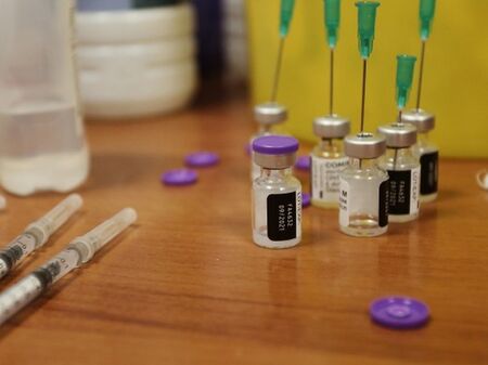 Pfizer и BioNTech искат по 10 долара за всяка ваксина, от която ЕС се откаже