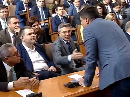 „Изчезвай от тука, ве“: Сблъсък между Пеевски и Радостин Василев в парламента