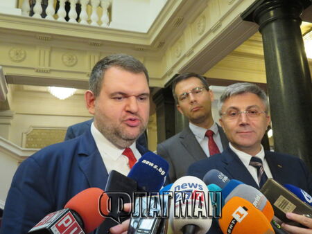Пеевски се самоопредели като знаково лице на ДПС и обяви, че напуска конституционната комисия