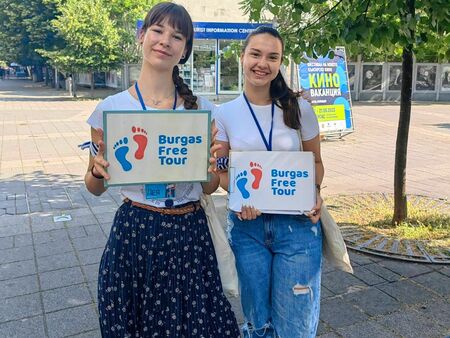 Кои са младежите от Burgas Free Tour, показващи градската магия на туристите