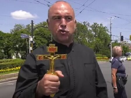 Този свещеник се хвърли с кръст пред кортежа на Зеленски в София