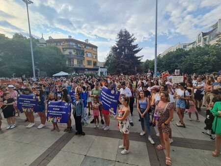 И Бургас се обяви срещу насилието над жени и съдебните абсурди (ВИДЕО)