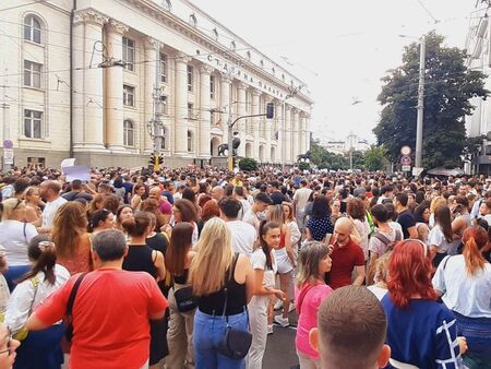 Хиляди на протест с политически привкус в София заради Дебора