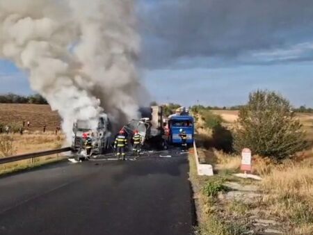 Тежка катастрофа между два автобуса и тир, десетки са ранени