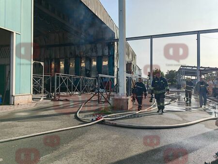 Първи снимки от опожарения склад за хартия, който обгази Бургас
