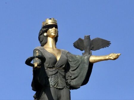 Статуята на Света София в центъра на столицата осъмна с черна превръзка на очите