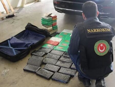 Турски митничари откриха 55 кг кокаин в автомобил на посолство в София