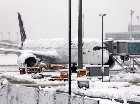 Зимен кошмар! Европа затваря летища, а на Хаваите снегът затрупа вулкан