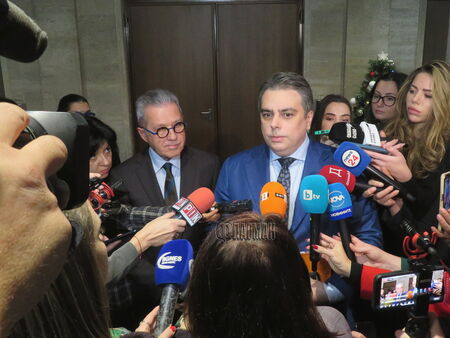 Асен Василев намекна за оставка на здравния министър в изявление с Йордан Цонев