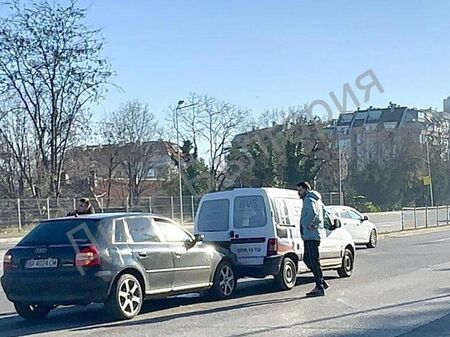 Разсеяни шофьори се блъснаха на бул."Стефан Стамболов" в Бургас