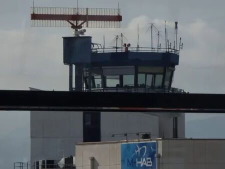 Осем души нахлуха в кулата за контрол на въздушното движение в Северна Македония