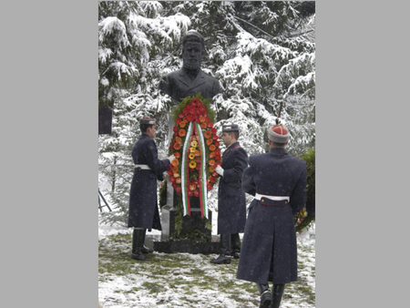 176 г. безсмъртие: Полагат "Гирлянд на славата" в Калофер в чест на Ботев