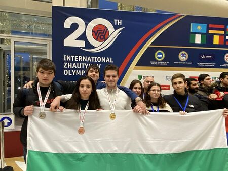 Блестящи! Отборът на бургаската Математическа гимназия с поредно злато от международна олимпиада