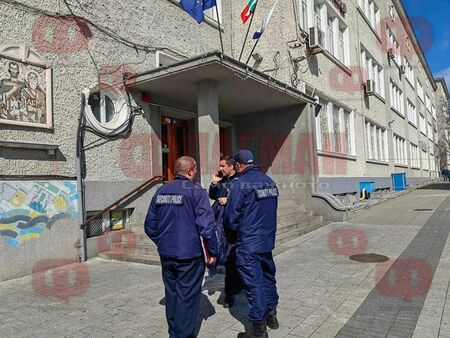 Полиция влезе в бургаските училища заради бомбени заплахи