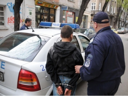Ученичка от Поморие и тийнейджър от Българово прекараха нощта в ареста, родителите им се срамуват от причината