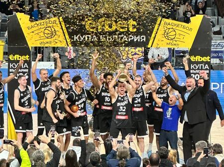 Баскетболният "Черноморец" отвори златна страница и след половин век грабна Купата на България!