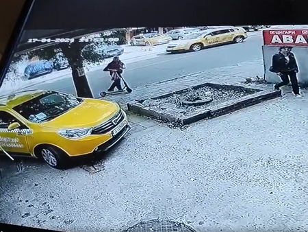 МВР глоби таксиметровия шофьор, нагло навлязъл на тротоара в бургаския жк „Възраждане”