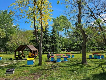 Още едно местенце за весели игри подариха на децата на Бургас за Деня на земята