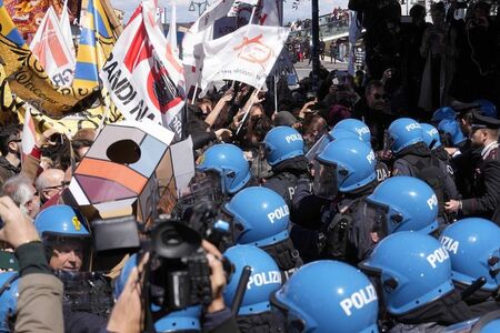 Сблъсъци между полиция и протестиращи във Венеция заради туристическата такса за достъп