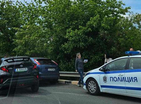 Две жени-шофьорки се блъснаха на кръговото в Поморие