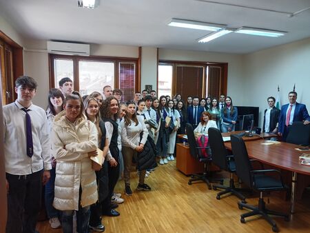 Ученици от Търговска гимназия участваха в „Деня на отворените врати“ на Бургаската окръжна прокуратура