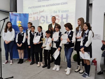 Кметът на Бургас награждава 140 ученици, отличени в състезанието по английски "Lets have fun"