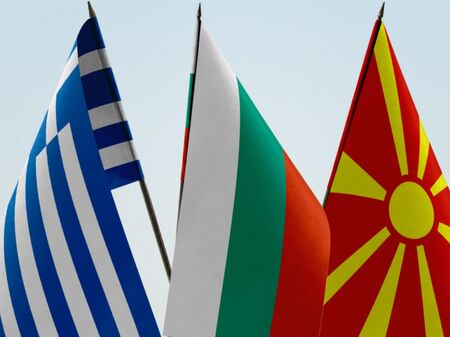 Медиите в РС Македония отразиха рамахания пръст от Гърция, но неглижират България