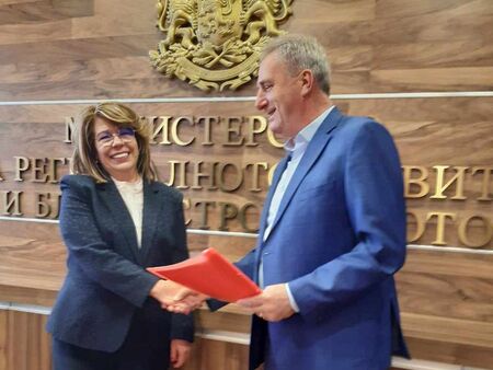 Кметът на Айтос Васил Едрев замина по спешност в София, но се връща с добри новини