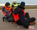 Екоактивисти се залепиха на пистите на летището в Мюнхен