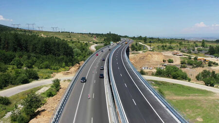 Утре шофьорите да се движат с повишено внимание между 60-ти и  62-ри км на АМ „Тракия“ в посока Бургас