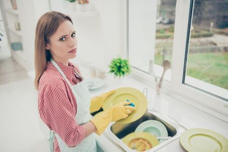 Край на мъките: С тези трикчета ще миете чиниите по-рядко и по-бързо