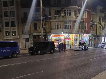 Две патрулки и криминалисти заклещиха сливенската G класа на бул."Христо Ботев" в Бургас