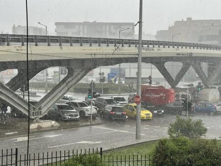 Проливен дъжд с градушка "удави" столицата